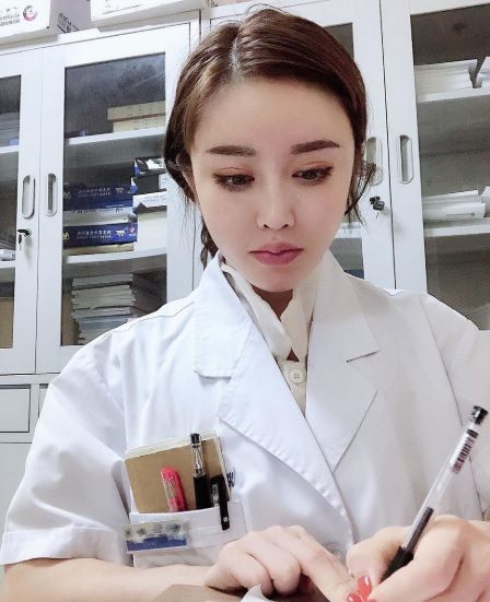 Най-секси докторката в Китай бори коронавируса с нетрадиционни средства СНИМКИ 18+