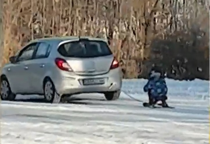 Потресаващо! Родители завързаха за кола дете на шейна край Сливен