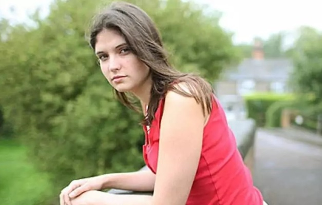 Странна болест: Млада англичанка губи съзнание по 40 пъти на ден СНИМКИ