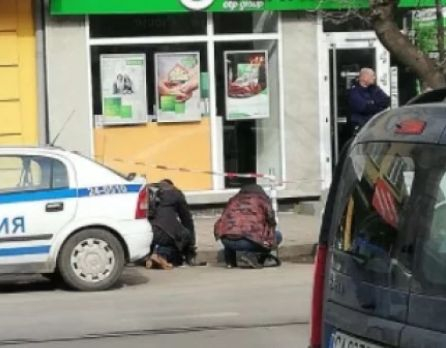 Разбра се колко пари е отмъкнал бандитът от банковия клон на ДСК в София 
