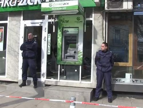 Горещи кадри в БЛИЦ TV! Какво се случва с обраната банка в София