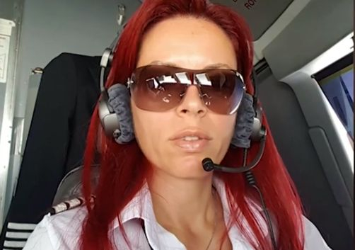 Красива българка и майка на 3 деца приземи самолет на „Хийтроу” ВИДЕО