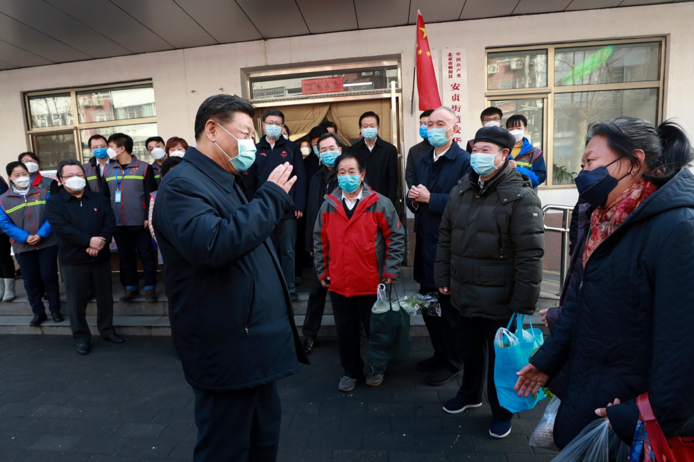 Неочаквано китайският президент се появи в болница с маска СНИМКИ