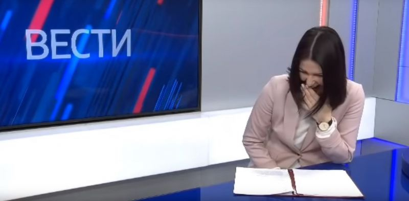 Водеща в руска телевизия избухна в смях заради глупостите, които чете по задължение ВИДЕО