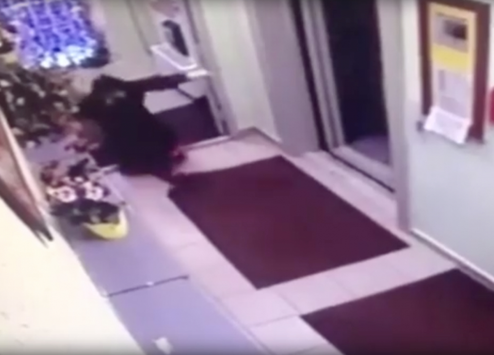 Скандално ВИДЕО: Мъж влезе в асансьор, хвана камериерката и ... 