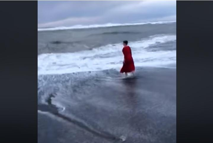 Надежда Савченко се изкъпа в Северния ледовит океан ВИДЕО
