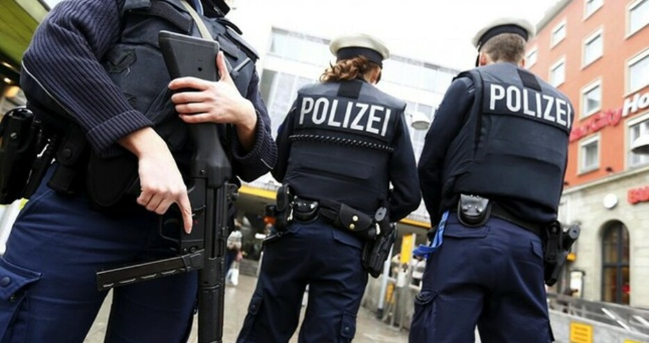 Двама пострадаха при нападение с пистолет и нож в Германия