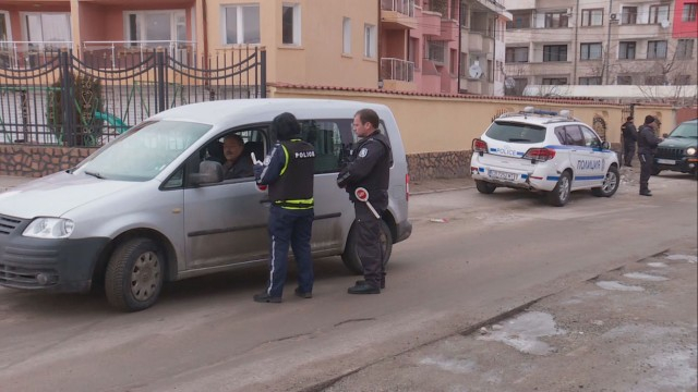 Спецакции в три града! Циганската махала в Самоков е обсадена от полиция и жандармерия ВИДЕО