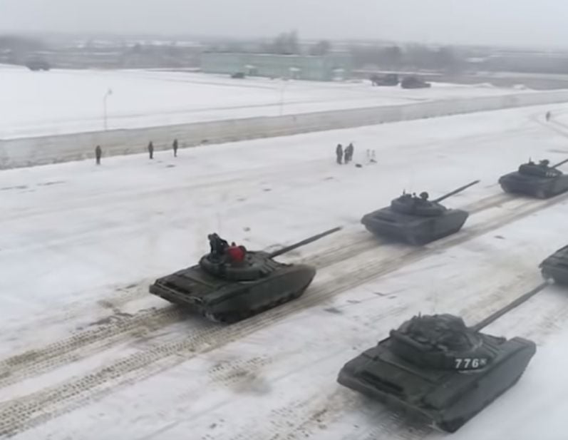 Лейтенант направи уникално предложение за брак с танкове ВИДЕО