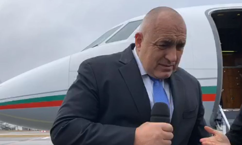 Тайни жестове на Борисов на мюхнеското летище разтопиха мрежата ВИДЕО