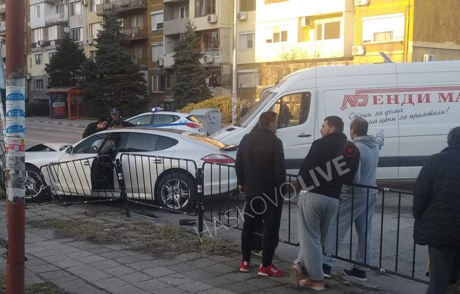 Лъскаво Порше стана на мармалад на оживено кръстовище в Димитровград СНИМКИ 