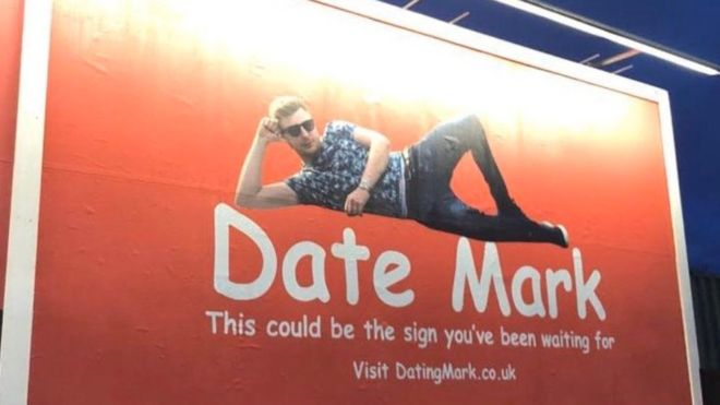 Британец рекламира себе си на билборд и си уреди среща за Свети Валентин СНИМКА