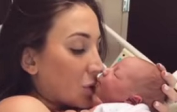 ВИДЕО на майка с новороденото ѝ бебенце разтресе мрежата 