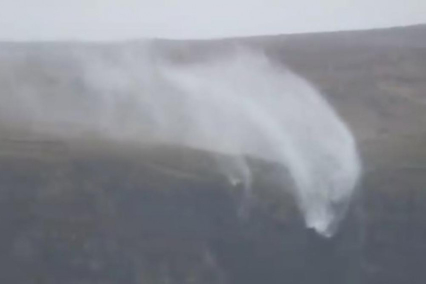 Бурята преврърна водопад във водоскок: Денис вся хаос в Ирландия ВИДЕО