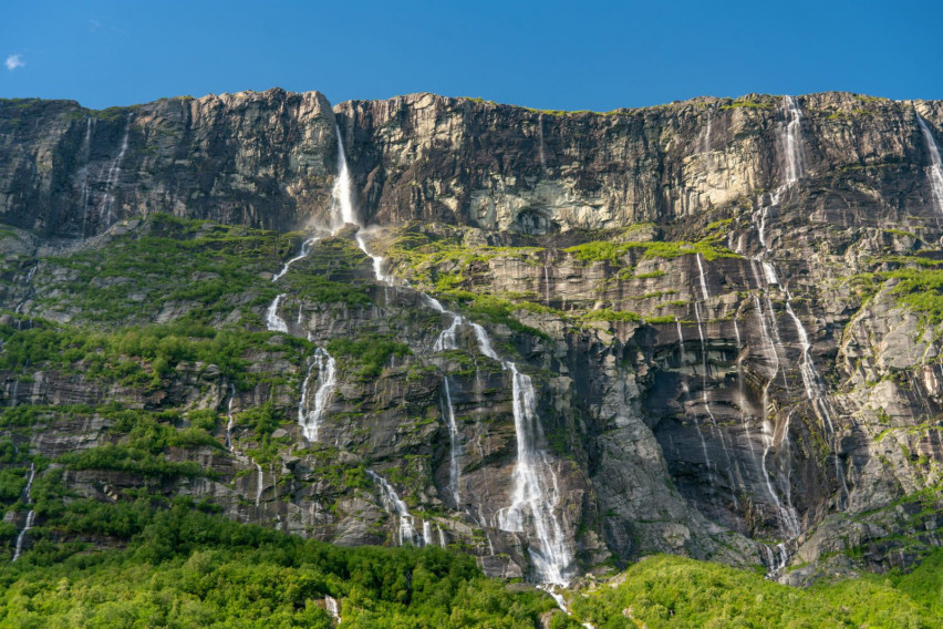 Най-високият водопад в Европа: Сняг пада тук и през юни