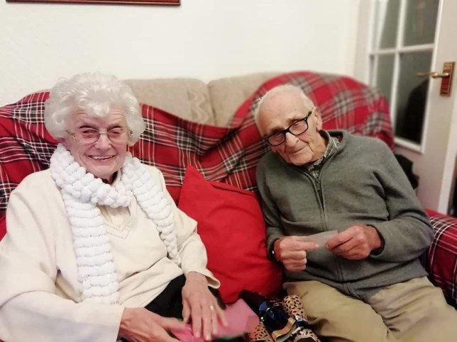 Мъж на 89 г. гледа как жена му на 90 г. умира, след като оцеля при двойно самоубийство