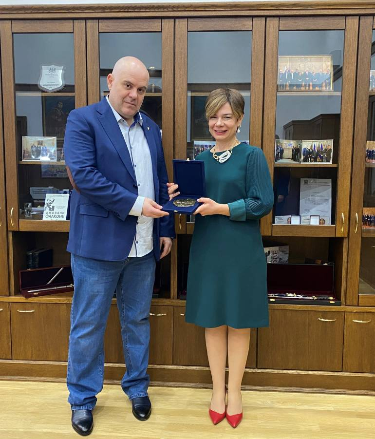 Главният прокурор Иван Гешев се срещна с посланичката на Турция Айлин Секизкьок СНИМКА
