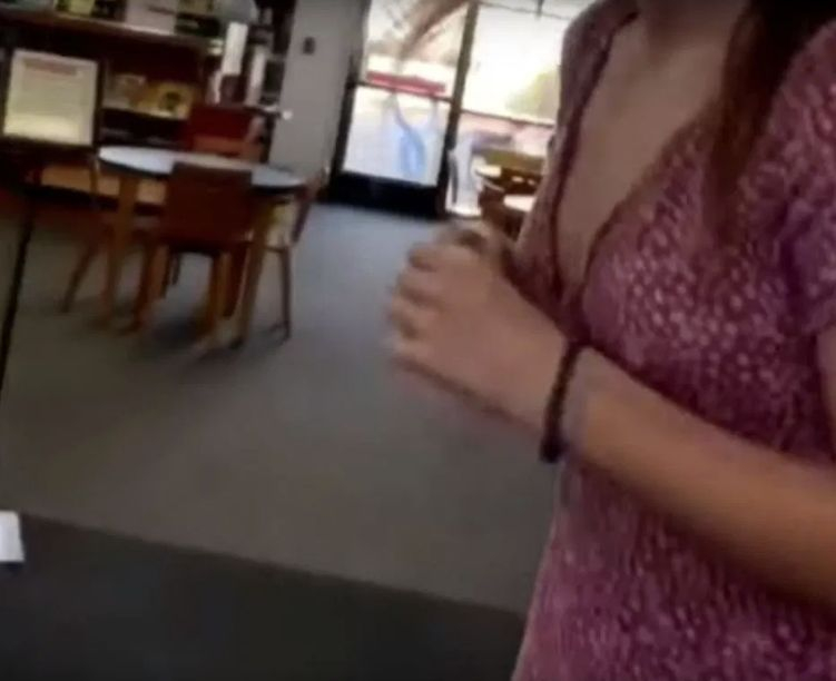 Разгонена девойка прави секс в обществена библиотека, пълна с деца ВИДЕО