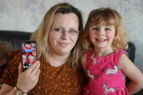 Двегодишно момиченце спаси майка си от смърт чрез Facebook СНИМКИ