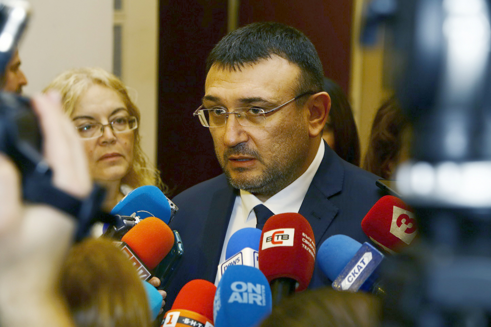 Младен Маринов коментира скандала със съветника на президента, получил дебел плик от митнически шеф СНИМКИ