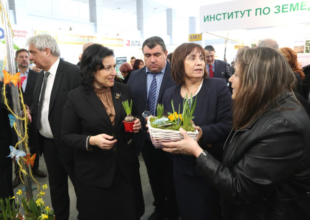 БЛИЦ TV: Министърът на земеделието Десислава Танева откри изложбите „Агра“, „Винария“ и „Фудтех“ в Пловдив