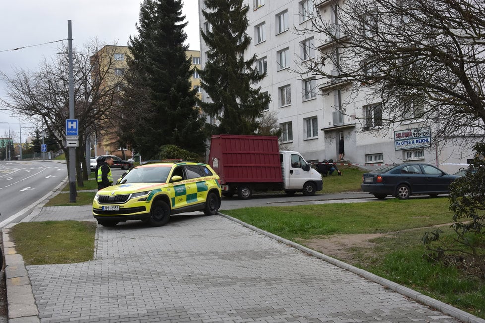 Драма: Дъщеря падна от петия етаж, майката скочи след нея СНИМКИ