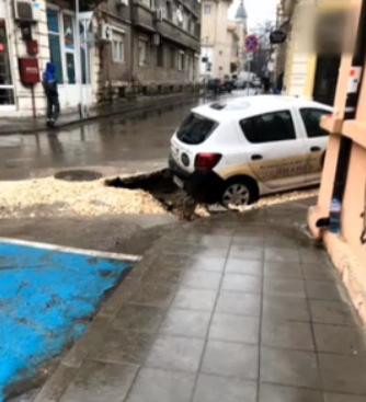 След ремонт: Кола пропадна в дупка в центъра на Русе ВИДЕО