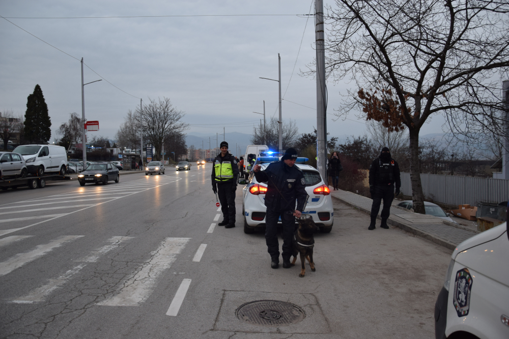 Спецоперация в Мездра - полицията тараши коли и частни адреси 