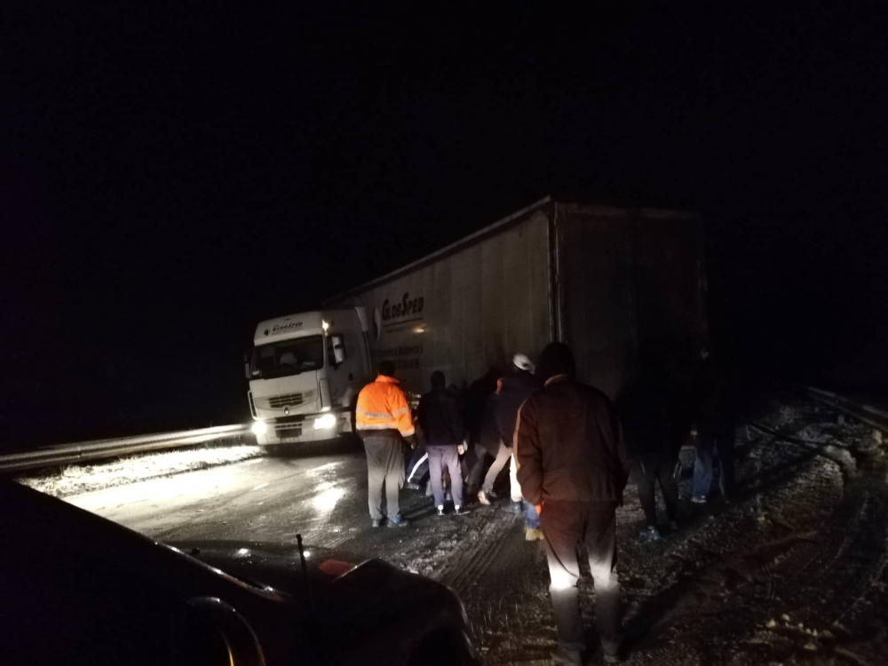 Първо в БЛИЦ! Ужас по тъмна доба на магистрала "Хемус" СНИМКИ