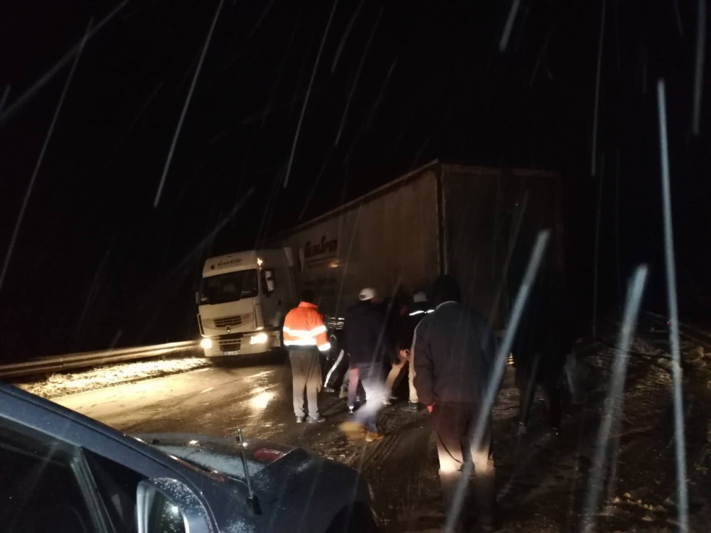 Първо в БЛИЦ! Ужас по тъмна доба на магистрала "Хемус" СНИМКИ