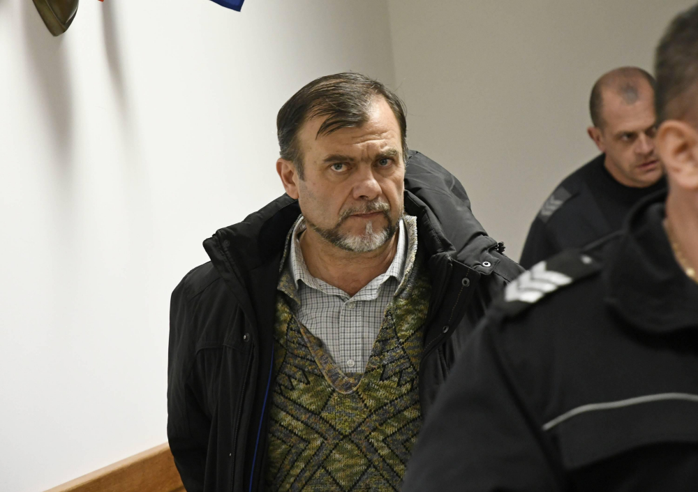 Мераклията да реже главата на софийска съдийка се появи в съда СНИМКИ