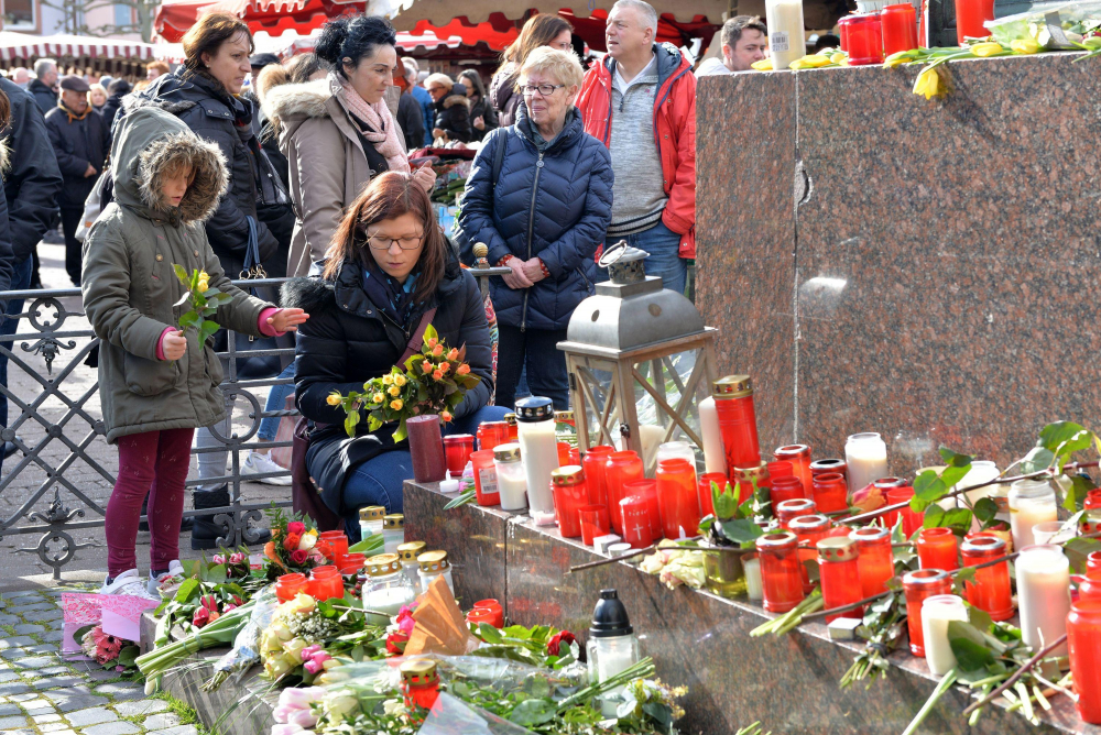 Германци шестваха с портрета на убития Калоян в Ханау СНИМКИ