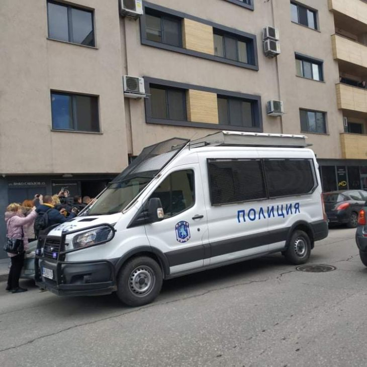 Вижте как извеждат арестуваната шефка на Басейнова дирекция-Пловдив СНИМКИ
