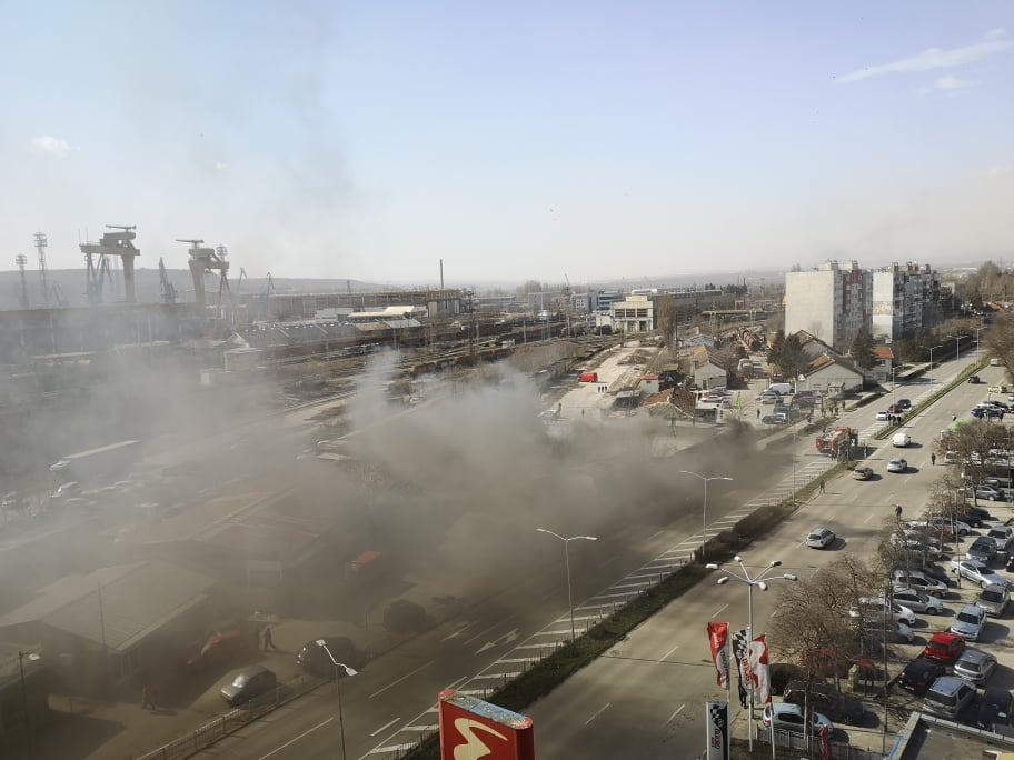 Ужас във Варна! Черни кълбета дим се стелят над града СНИМКИ