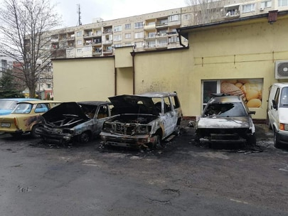 Пернишка вендета: Три коли пламнаха пред дома на известна певица СНИМКИ