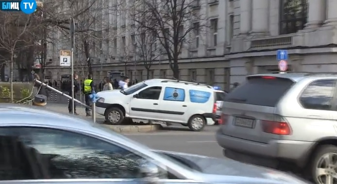 БЛИЦ TV: Шофьор яхна с баничарката си стълб на пъпа на София 