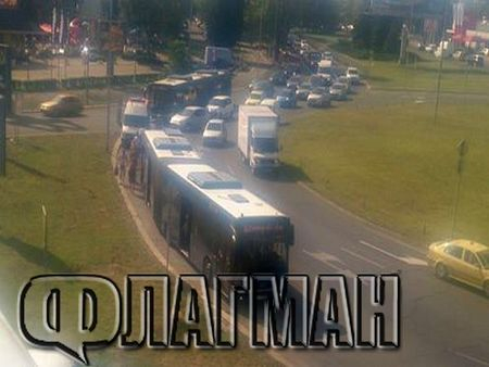 Екшън в Бургас! Три патрулки обискират пътници в автобус заради изтрещяла кондукторка 