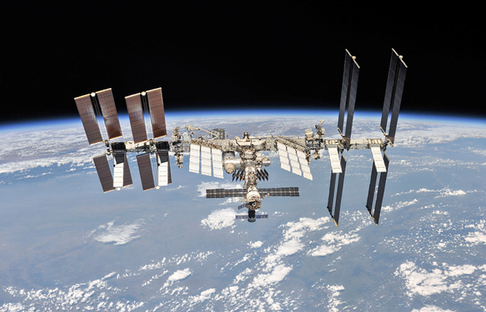 ВКС на Русия следят от 12 години чантата на US астронавтка, изгубена в космоса