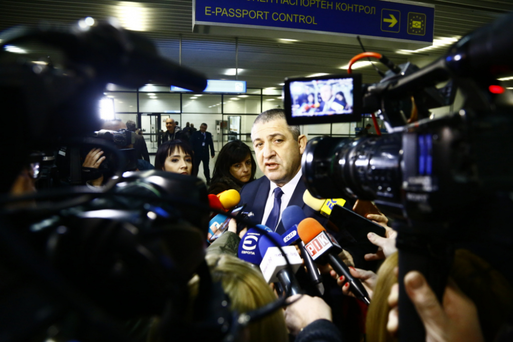 БЛИЦ TV: Хвърчат линейки, пътници от страна с коронавирус пристигнаха на летище София! 