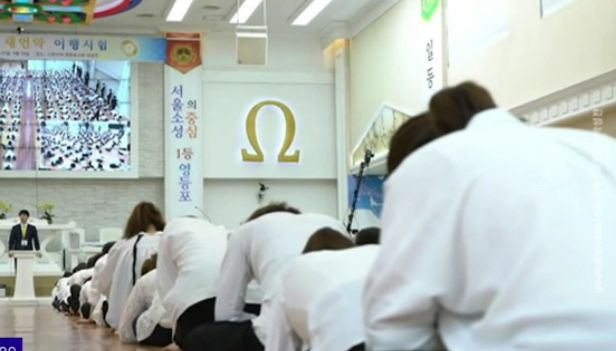Идеална среда за коронавирус: Религиозна секта превърна южнокорейски града в нов Ухан