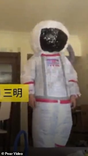 Уникално: Този мъж се превърна в "космонавт", за да се предпази от коронавируса ВИДЕО