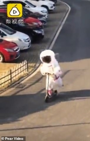 Уникално: Този мъж се превърна в "космонавт", за да се предпази от коронавируса ВИДЕО