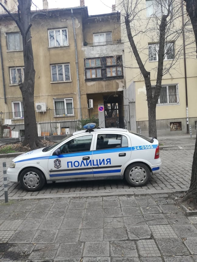 Зрелищен екшън с маскиран крадец и полицаи в центъра на София! СНИМКИ