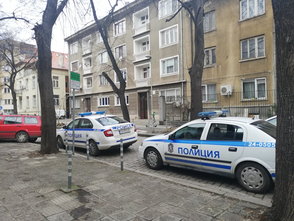 Зрелищен екшън с маскиран крадец и полицаи в центъра на София! СНИМКИ