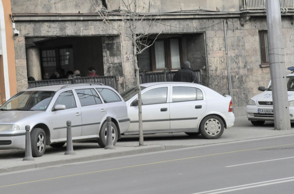 Пак гъмжи от полиция пред дома на Васил Божков в София СНИМКИ