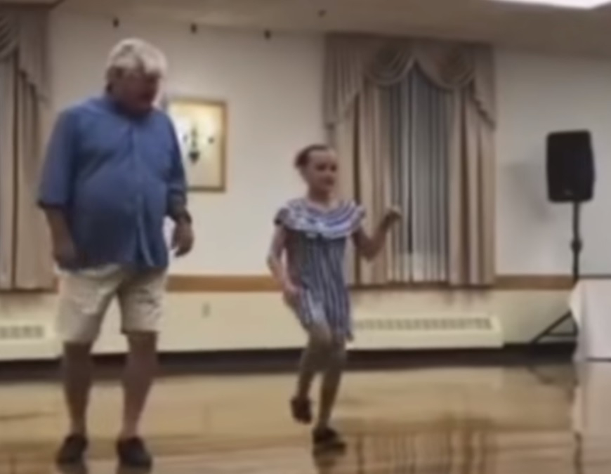Танц между дядо и внучка стана абсолютен хит ВИДЕО