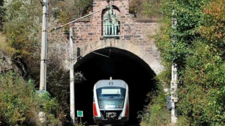 Движението на влаковете в участъка между гарите Карлово и Антон ще бъде прекъснато за извършване на ремонт по железния път
