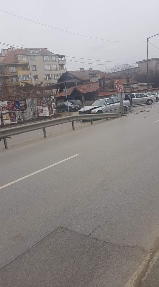 БМВ с размазана предница задръсти „Симеоновско шосе“ в София СНИМКИ