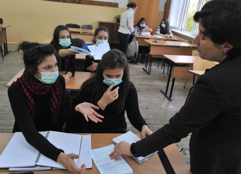 Четири училища в Пловдивско в грипна ваканция! Студентка е под карантина