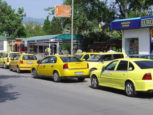 Такситата в Банско удариха в земята софийските! Тарифите им в пъти по-високи